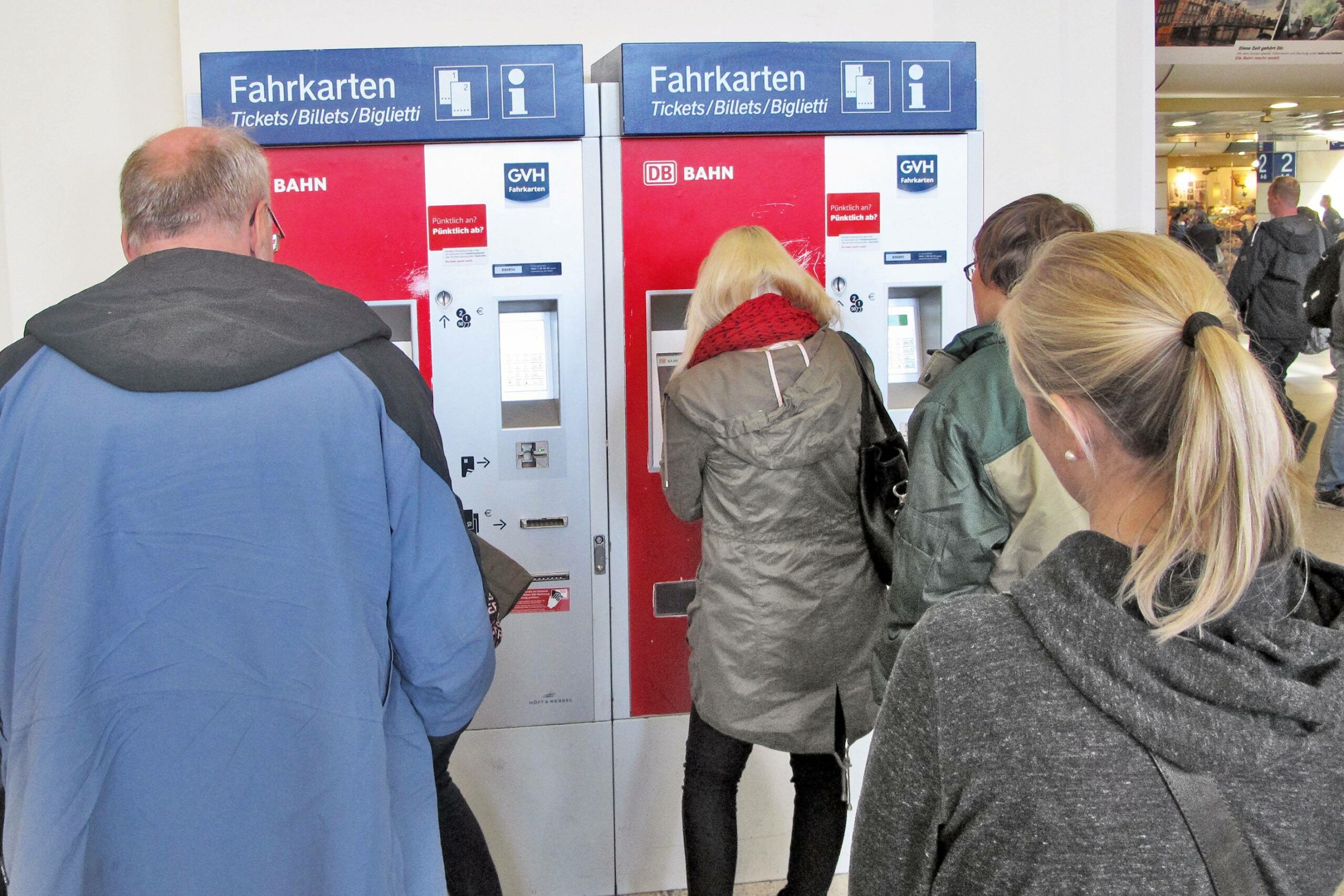 Menschen stehen vor Fahrkartenautomaten im Hauptbahnhof in Hannover, (Symbolbild)