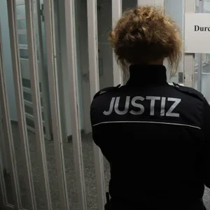 Justizvollzugsbeamtin im Gefängnis