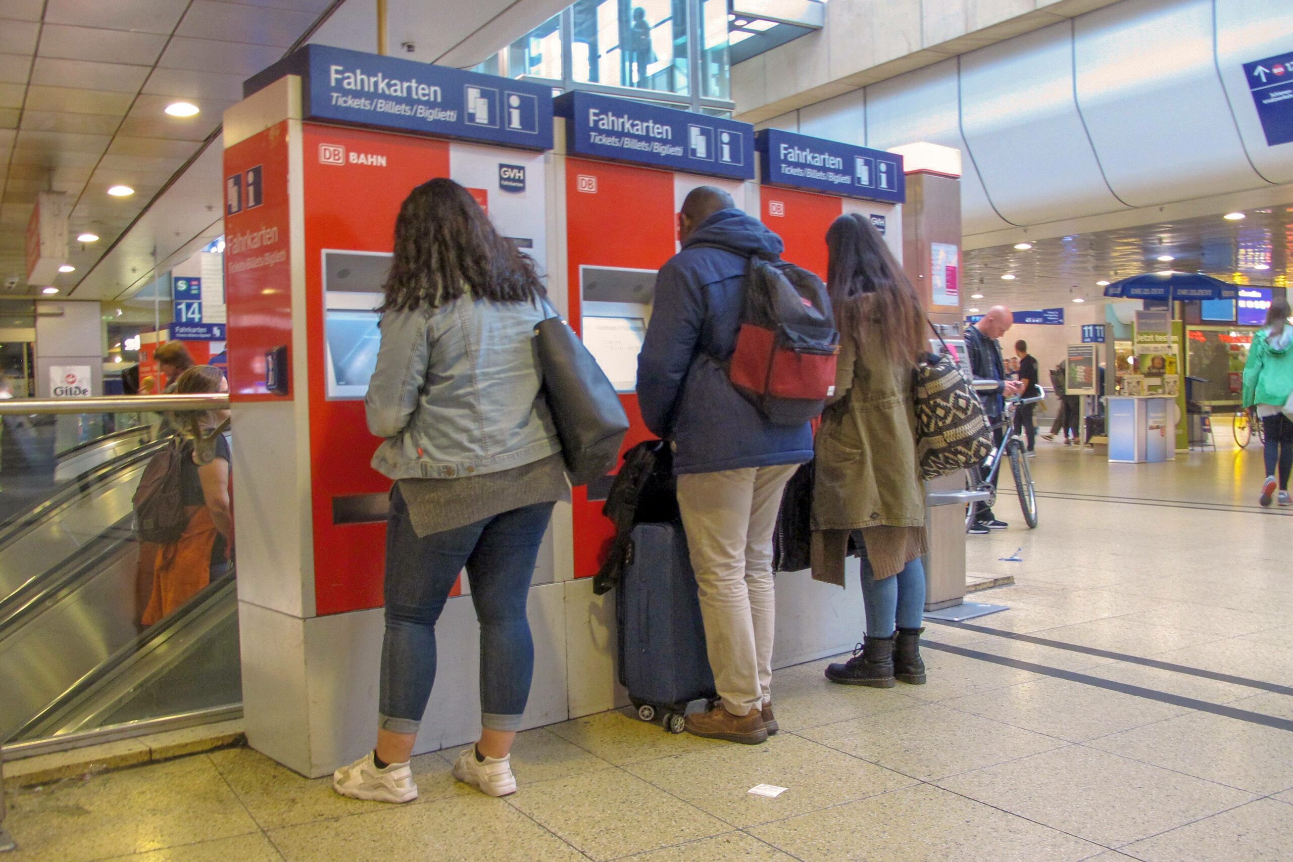 Menschen stehen an Fahrkartenautomaten im Hauptbahnhof in Hannover. (Symbolbild)
