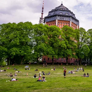 Blick auf den Schanzenpark mit Mövenpick-Hotel und Fernsehturm