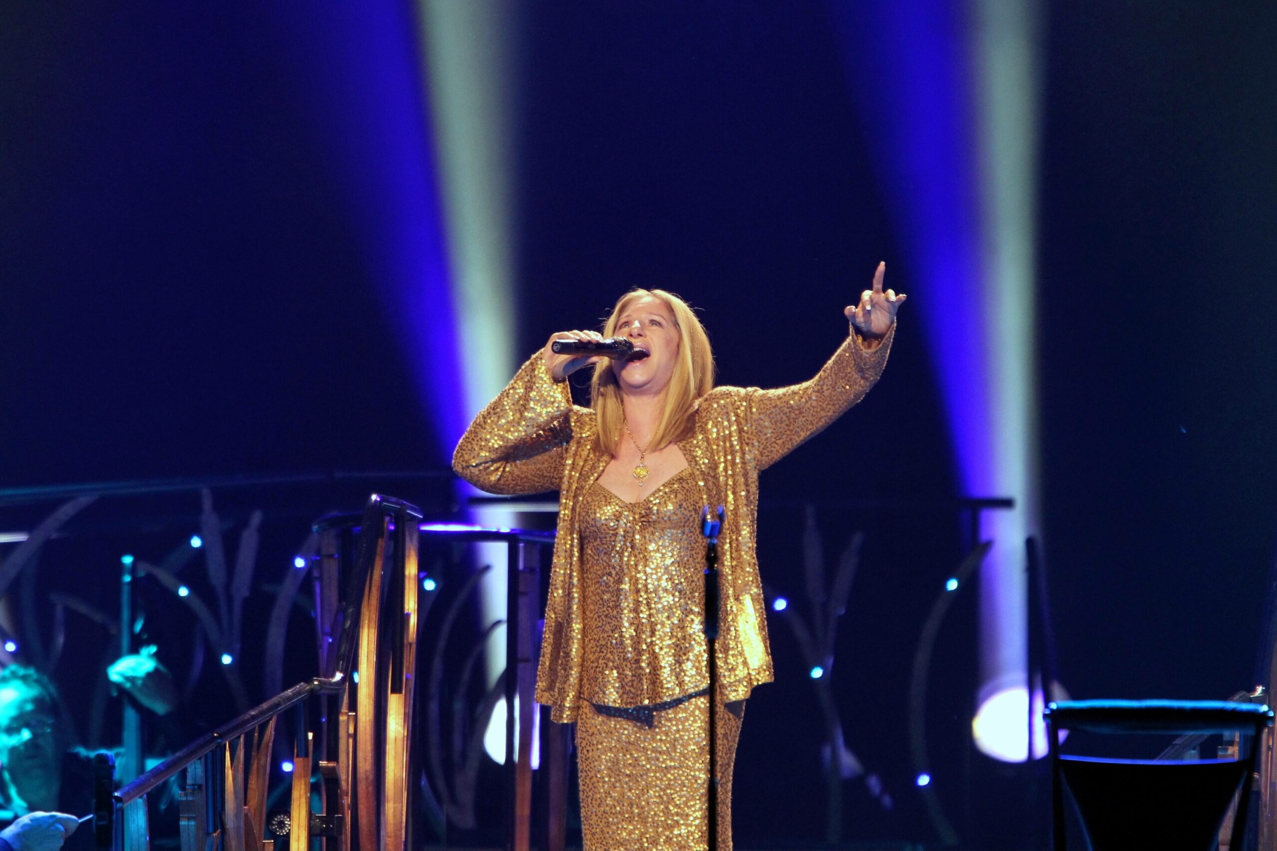 Barbra Streisand singt auf einem Konzert
