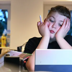 Kind vor Laptop