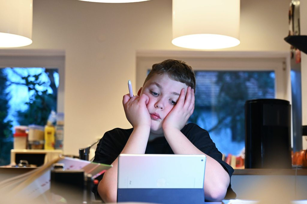 Kind vor Laptop