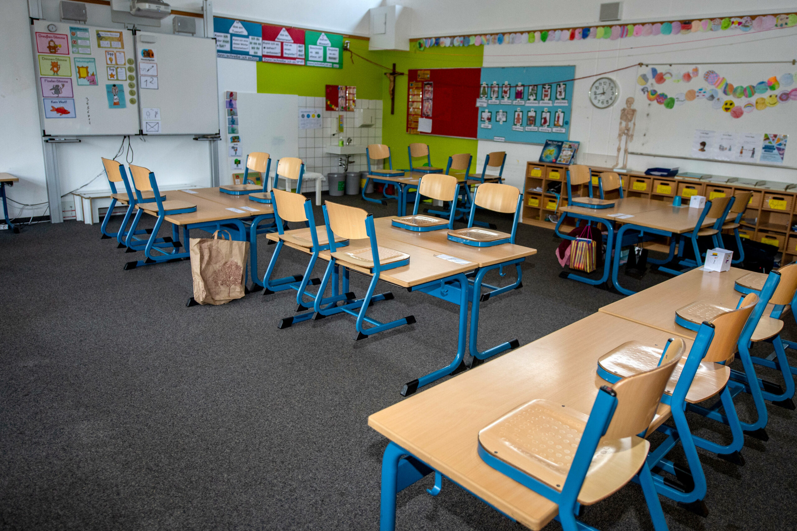 Aufnahme eines leeren Klassenraums in einer Grundschule