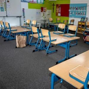 Aufnahme eines leeren Klassenraums in einer Grundschule