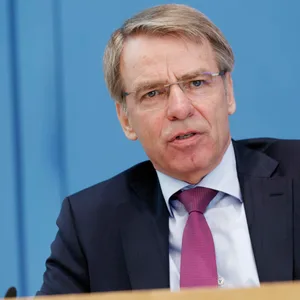 Stephan von Bülow bei einer Pressekonferenz