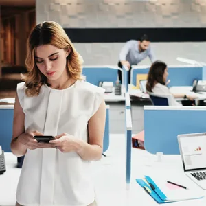 Frau am Arbeitsplatz