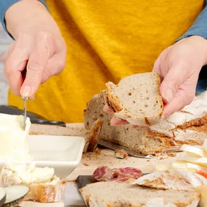 Eine Frau schmiert ein Butterbrot