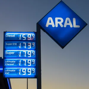Die Aral-Tankstelle an der Otto-Brenner-Straße ist am Freitagabend überfallen worden (Symbolbild).