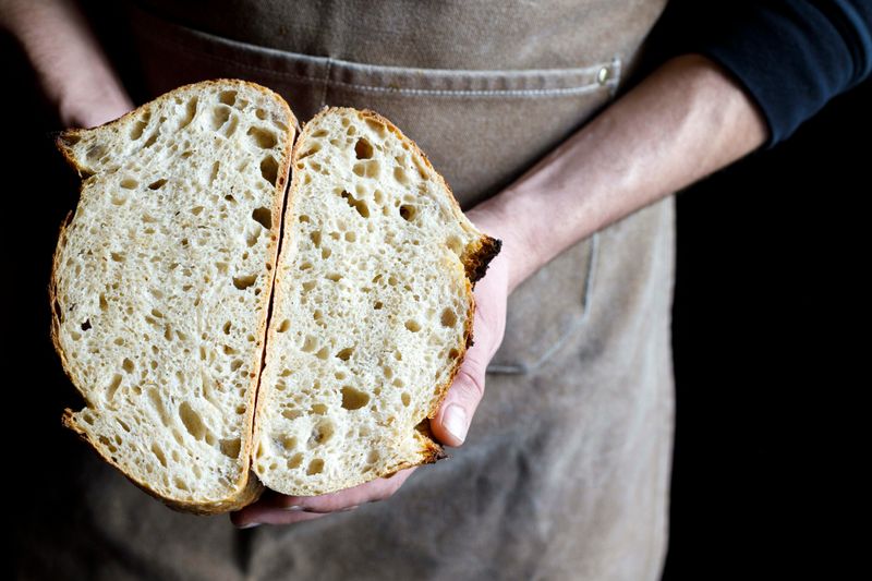 Sauerteigbrot vom Handwerksbäcker bleibt lange frisch.