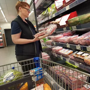Kundin an Fleischregal