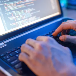 Mann vor Laptop
