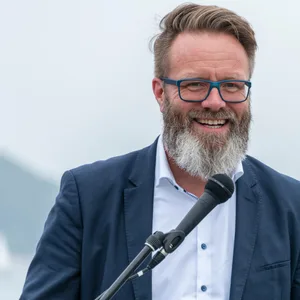 Mann mit Mikrofon