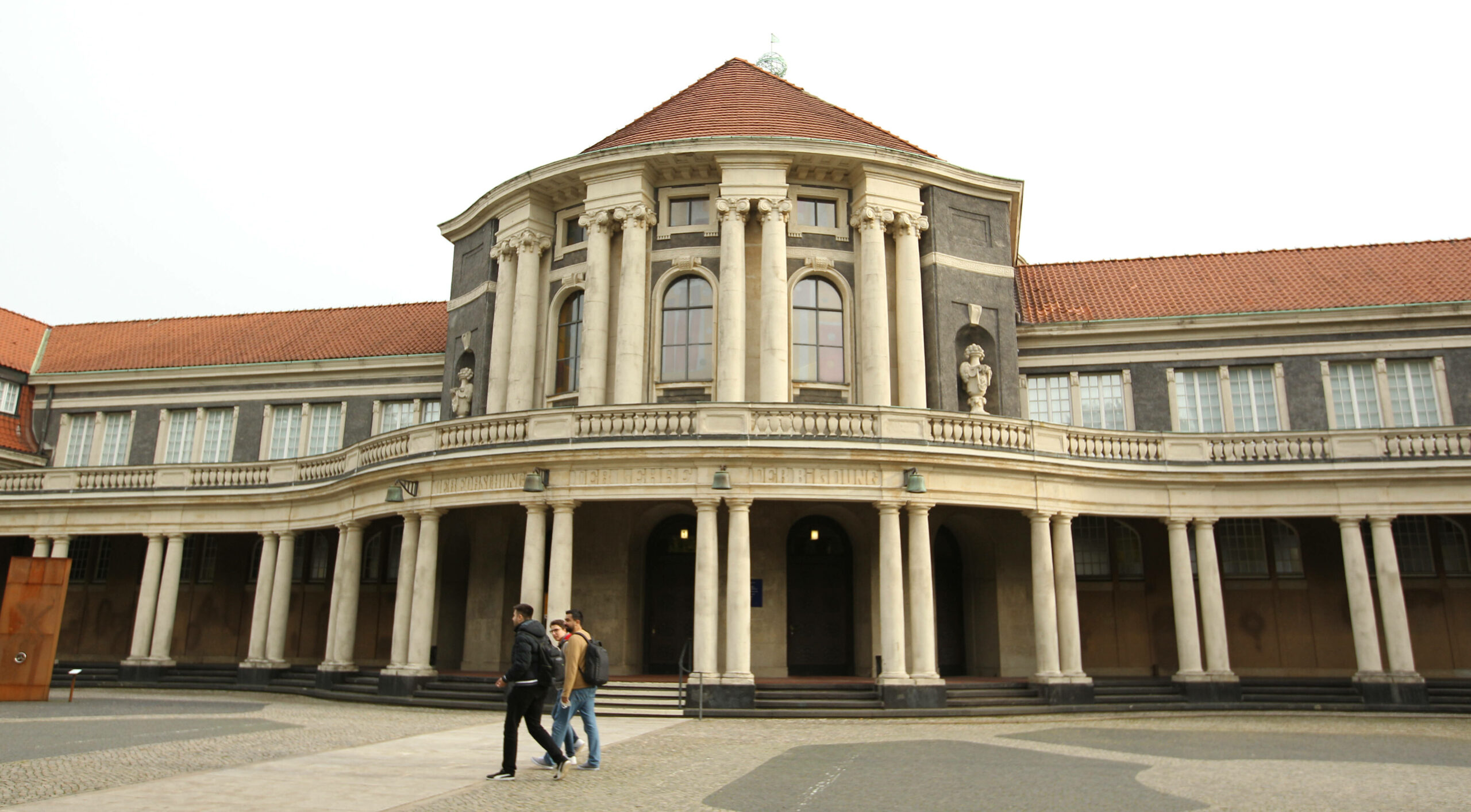 Das Hauptgebäude der Universität Hamburg: Wann bekommen Studenten endlich das versprochene Energiegeld?