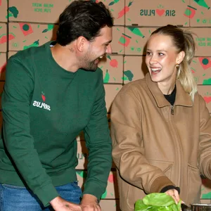 Laura-Marie Geissler und Jimi Blue Ochsenknecht beim Kochen