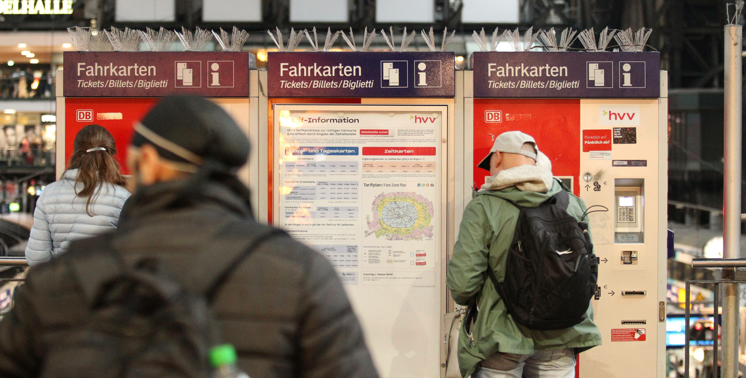 Passanten stehen vor Fahrkartenautomaten am Hauptbahnhof Hamburg