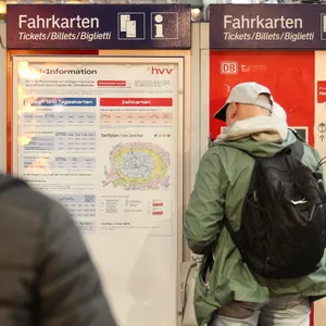 Passanten stehen vor Fahrkartenautomaten am Hauptbahnhof Hamburg