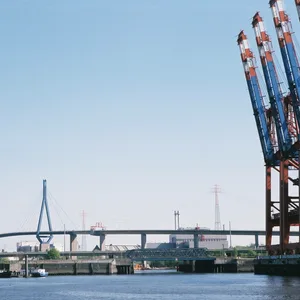 Bild der Elbe, im Hintergrund die Köhlbrandbrücke, rechts Hafenkräne