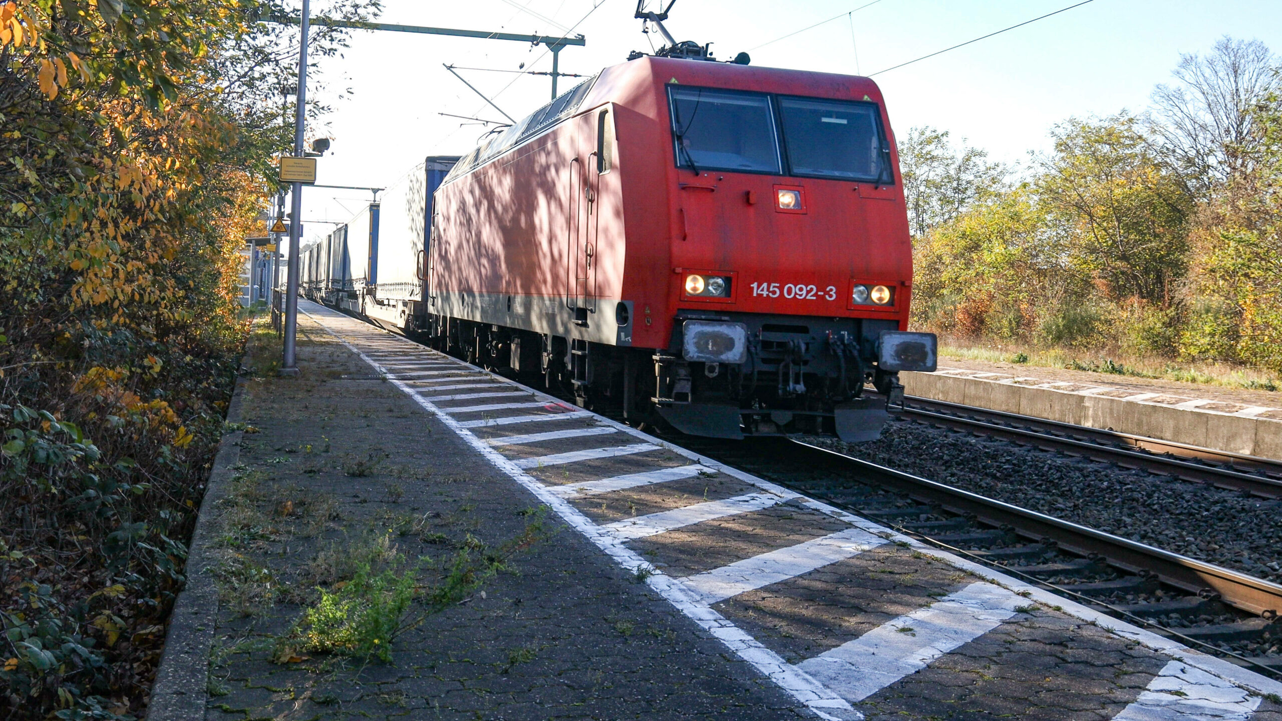 Ein Güterzug ist in Nienburg über auf den Gleisen liegende Pfosten gefahren (Symbolfoto).