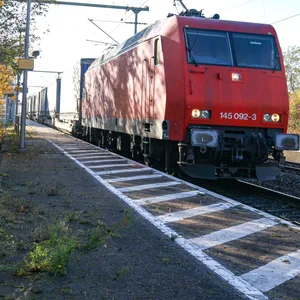 Ein Güterzug ist in Nienburg über auf den Gleisen liegende Pfosten gefahren (Symbolfoto).