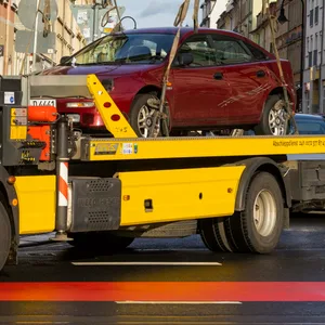 Ein Auto wird abgeschleppt