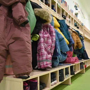Aufnahme einer Garderobe in einer Kita.