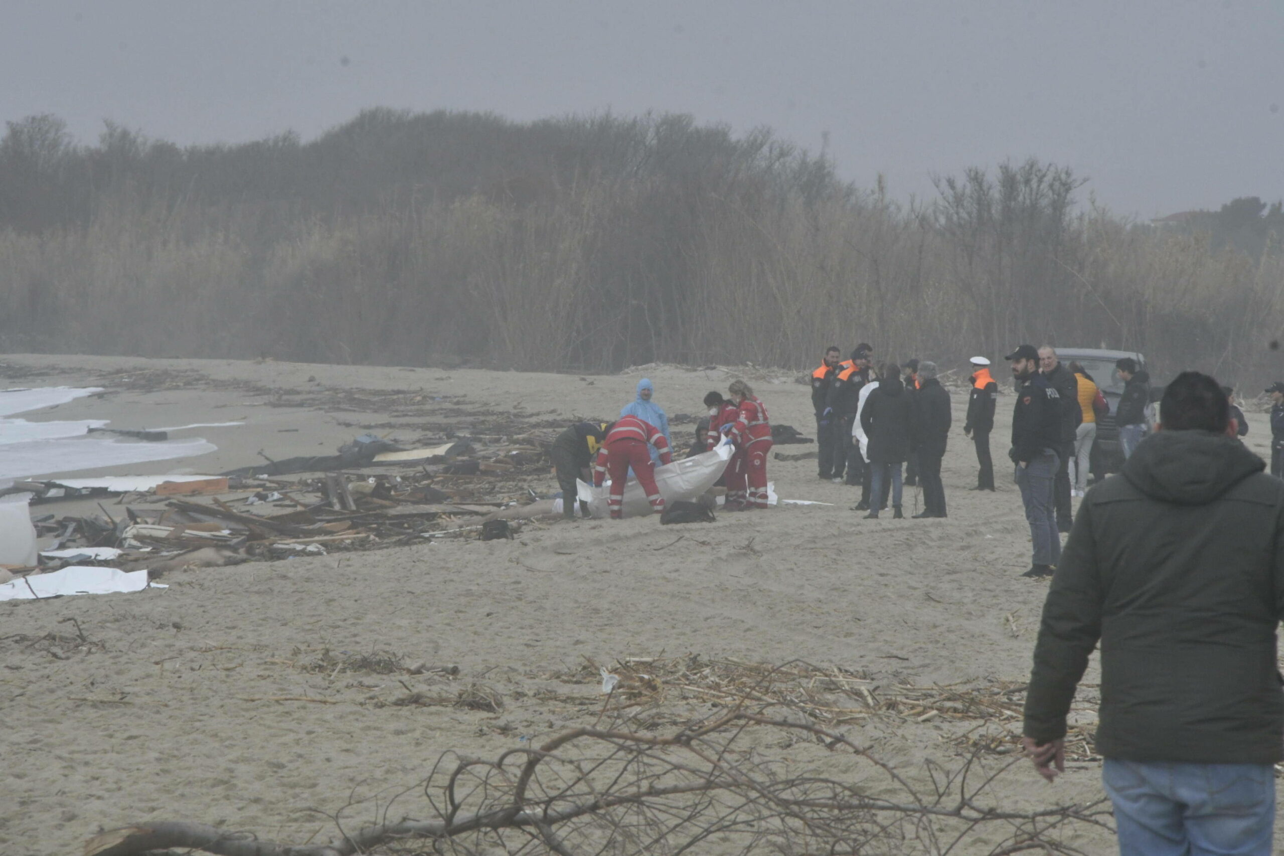 Am Strand von Cutro suchen Rettungskräfte nach einem Bootsunglück nach Leichen und Überlebenden.