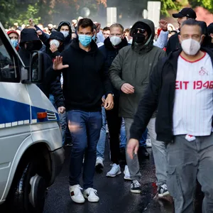 Kölner Fans und die Polizei treffen aufeinander