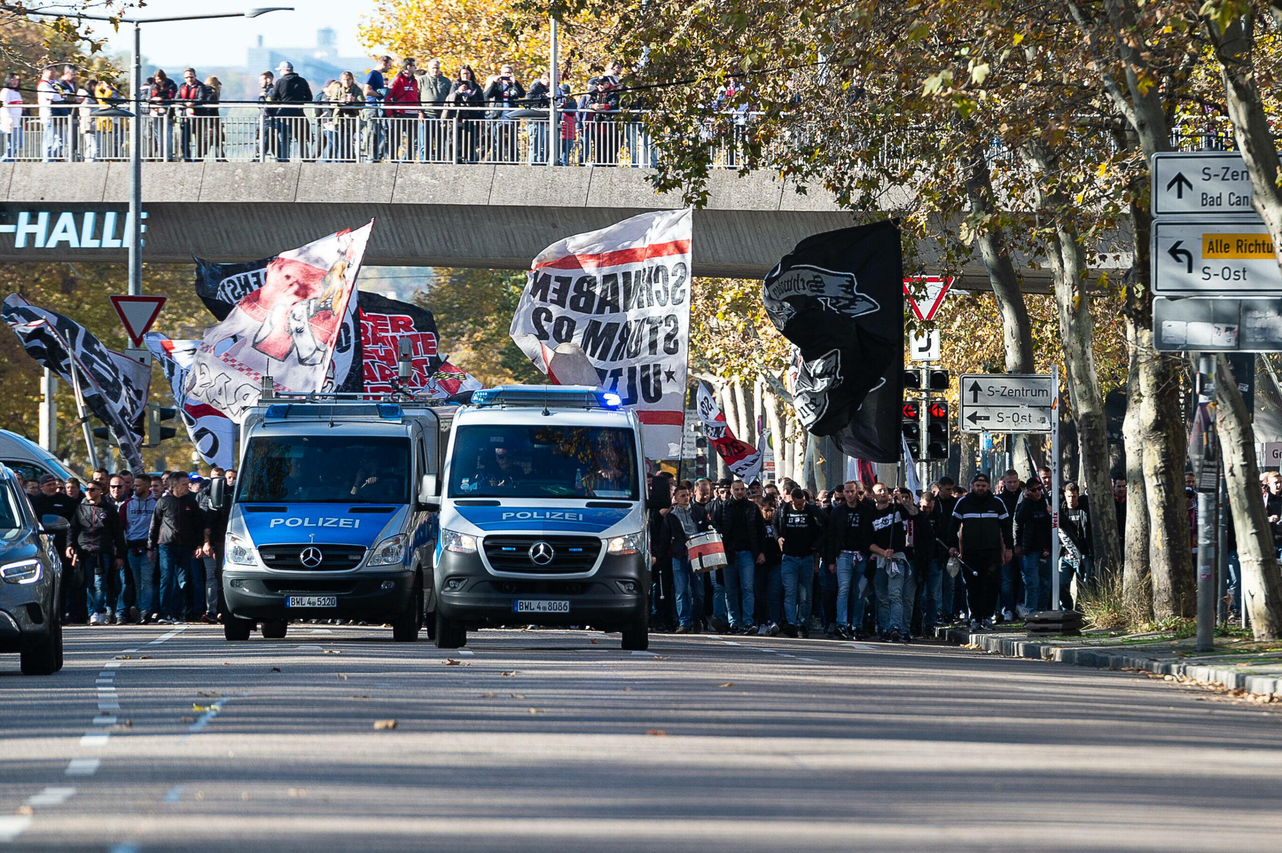 Fans und Polizei in Stuttgart