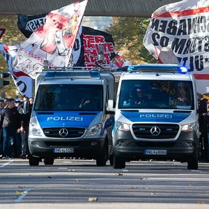Fans und Polizei in Stuttgart