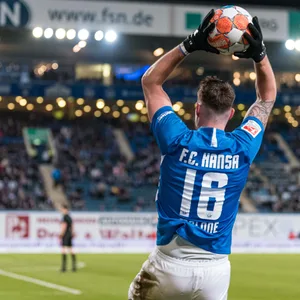 Rostock-Profi Ryan Malone beim Einwurf