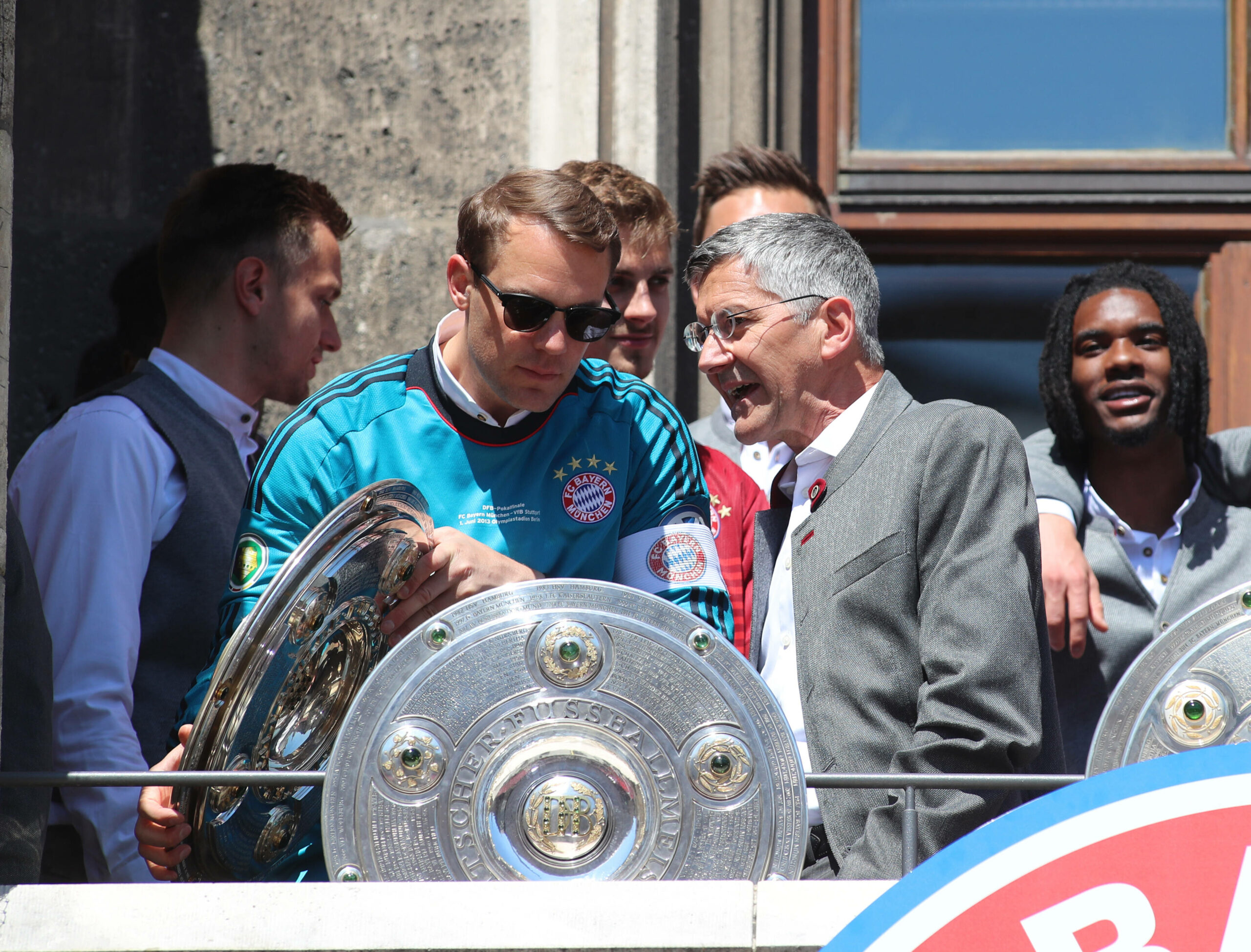 Manuel Neuer und Herbert Hainer bei der Meisterfeier der Bayern
