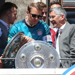 Manuel Neuer und Herbert Hainer bei der Meisterfeier der Bayern