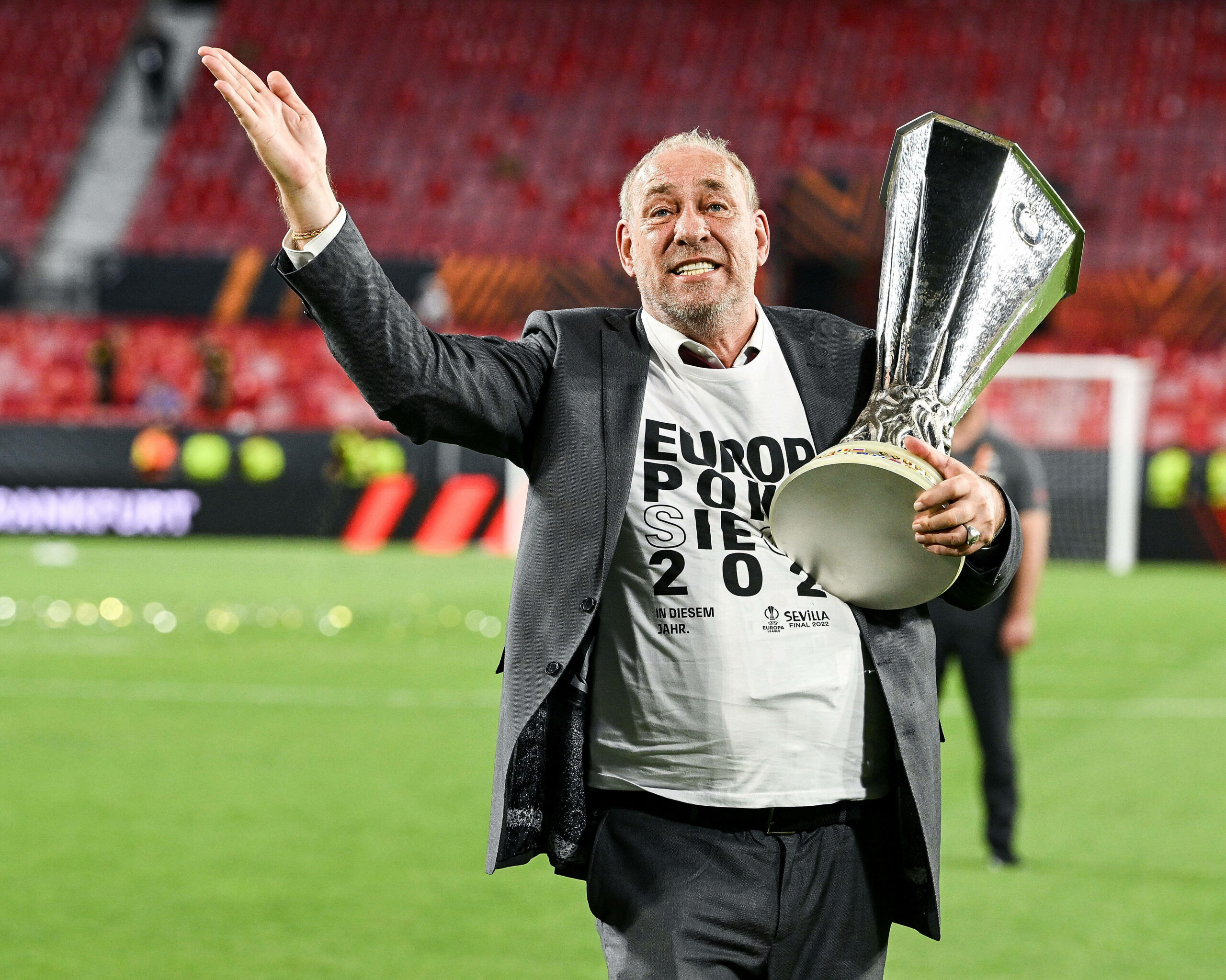 Frankfurts Präsident Peter Fischer feiert den Gewinn der Europa League mit Pokal.