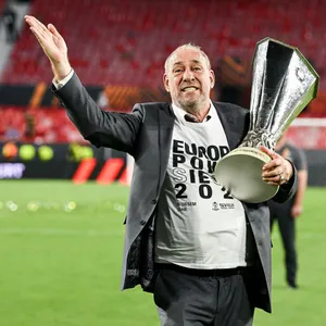 Frankfurts Präsident Peter Fischer feiert den Gewinn der Europa League mit Pokal.