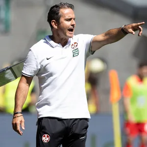 Kaiserslautern-Coach Dirk Schuster zeigt nach vorne