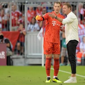 Neuer und Nagelsmann diskutieren am Spielfeldrand
