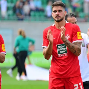 Lex-Tyger Lobinger vor der Fan-Kurve des 1. FC Kaiserslautern