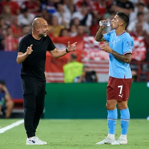João Cancelo im Gespräch mit Pep Guardiola