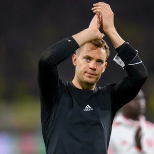 Manuel Neuer, Torwart beim FC Bayern München, klatscht in die Hände