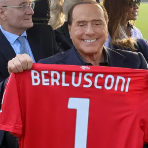 Silvio Berlusconi mit seinem Monza-Trikot