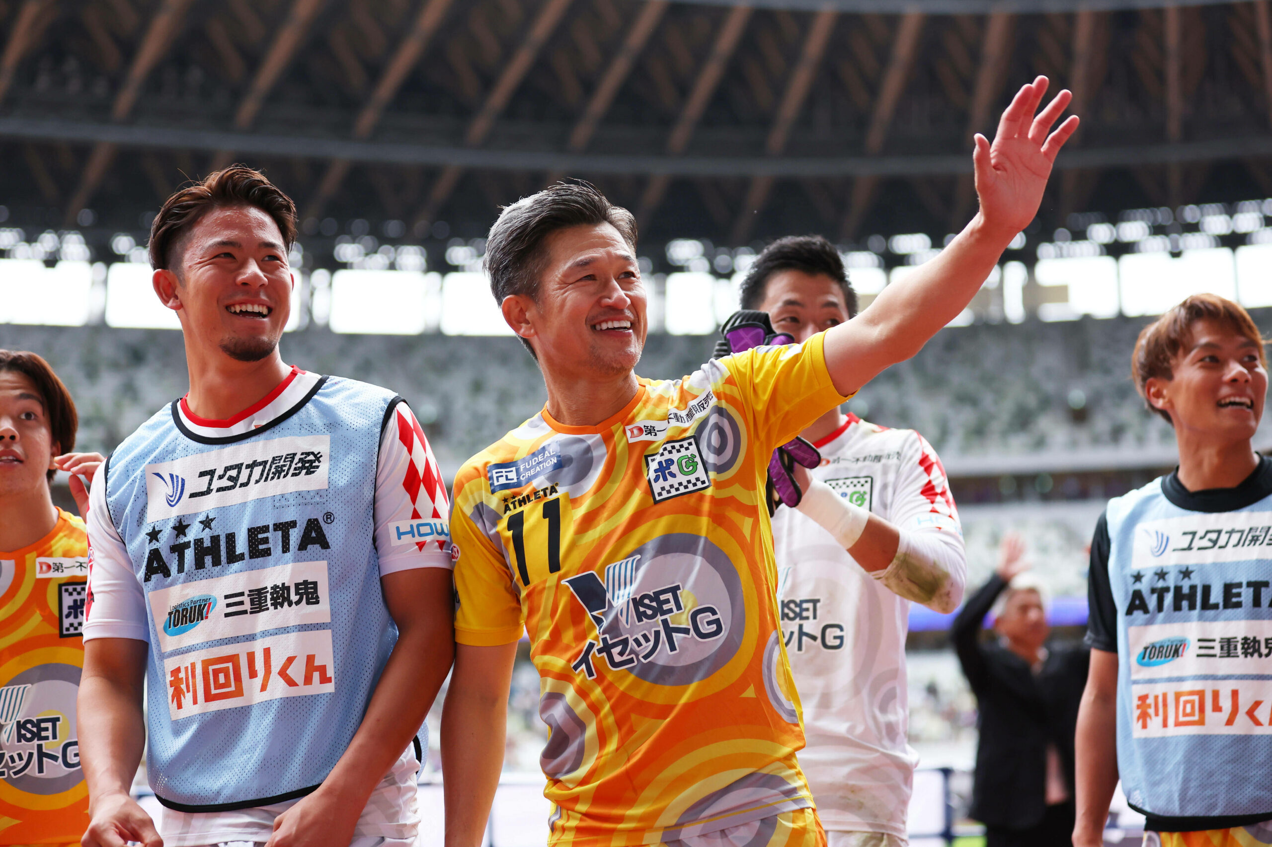 Kazuyoshi Miura (r./55) hat noch immer nicht genug vom Profi-Fußball.