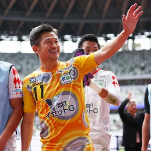 Kazuyoshi Miura (r./55) hat noch immer nicht genug vom Profi-Fußball.