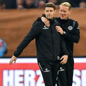 Timo Schultz und Fabian Hürzeler umarmen sich