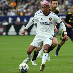Julian Araujo im Trikot von LA Galaxy