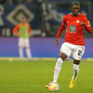 Aaron Opoku beim Kaiserslautern-Spiel im Volksparkstadion am Ball.