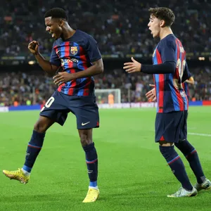 Ansu Fati (l.) spielt beim FC Barcelona unter anderem mit Shootingstar Gavi.