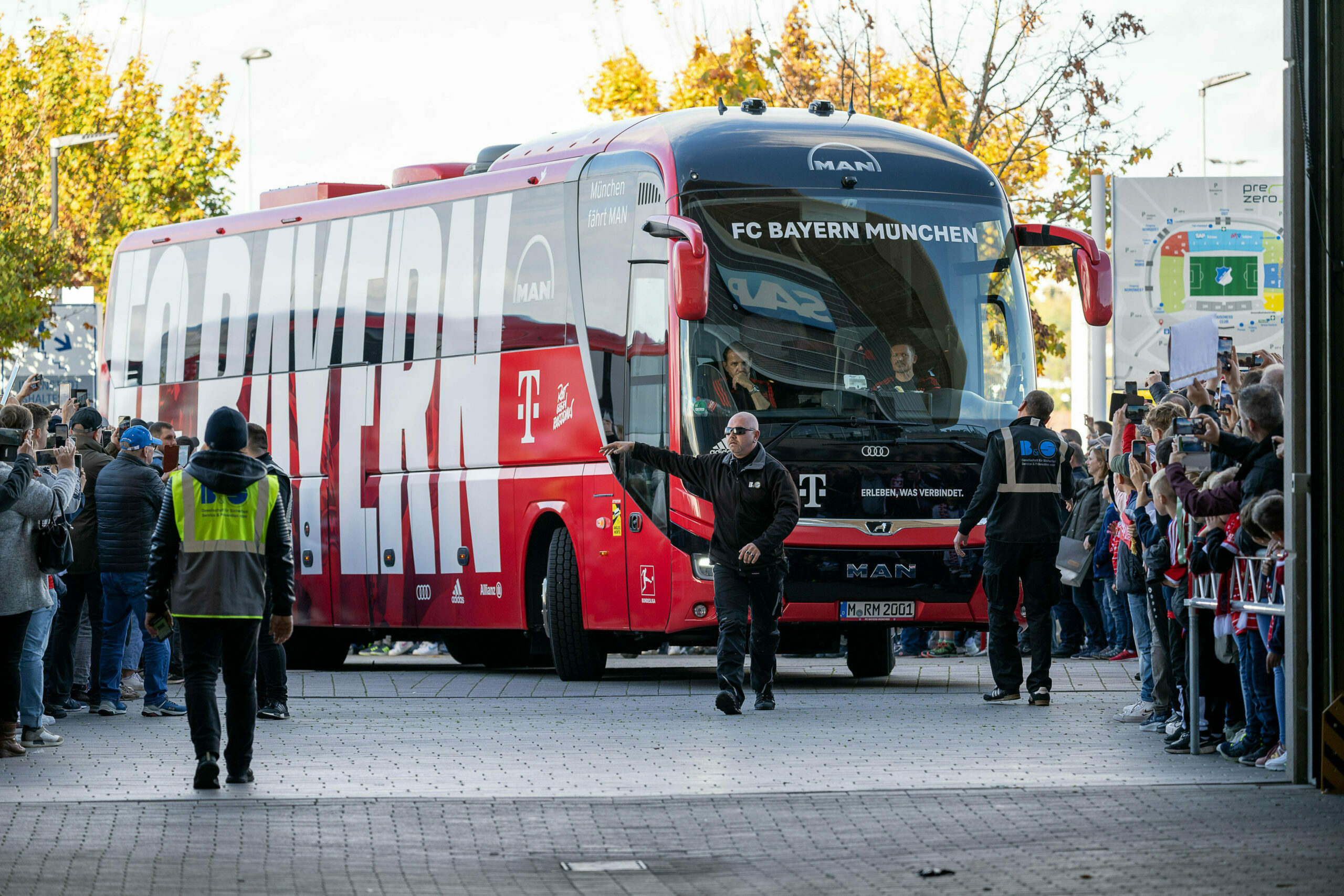 Mannschaftsbus des FC Bayern in Sinsheim