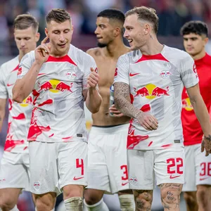 Willi Orban beim Schlussjubel mit RB-Kollege David Raum