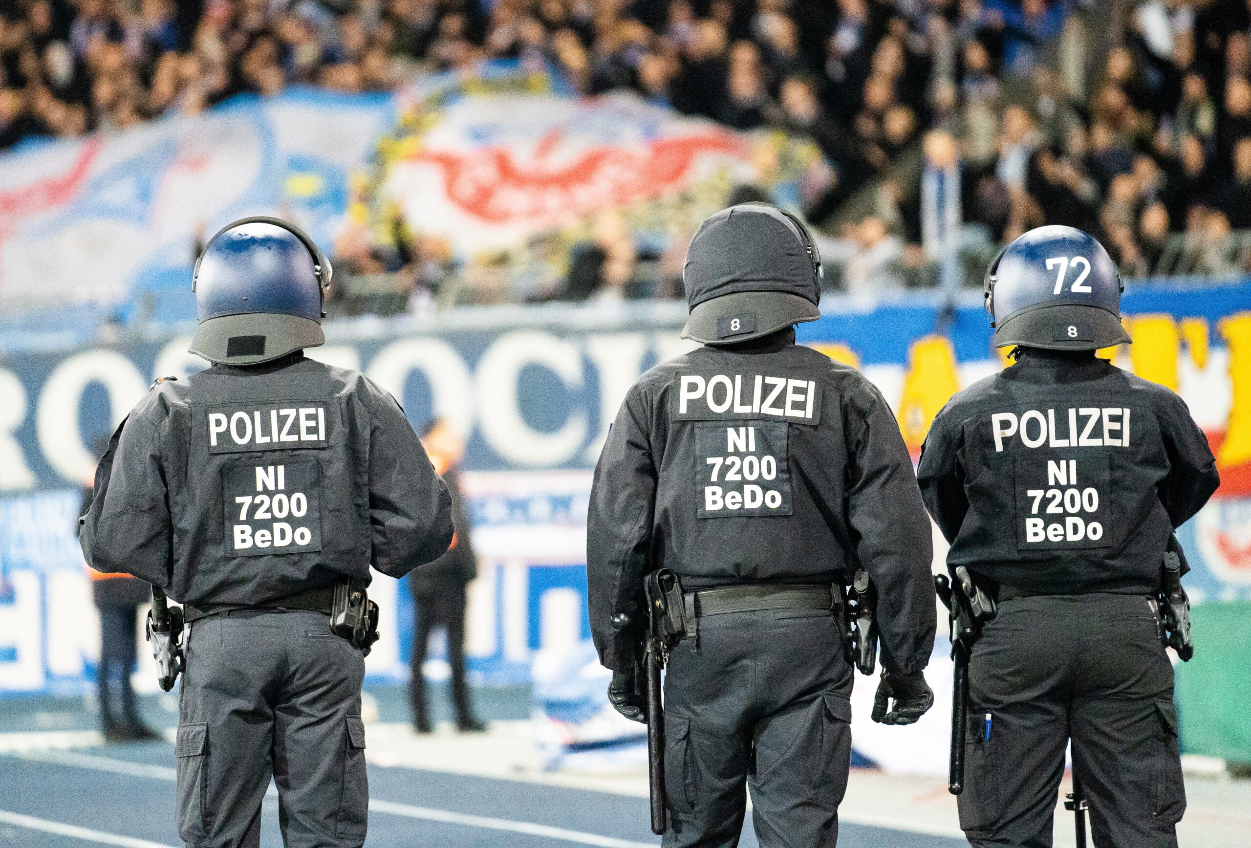 Die Polizei vor dem Block der Rostocker Fans. (Archivfoto)